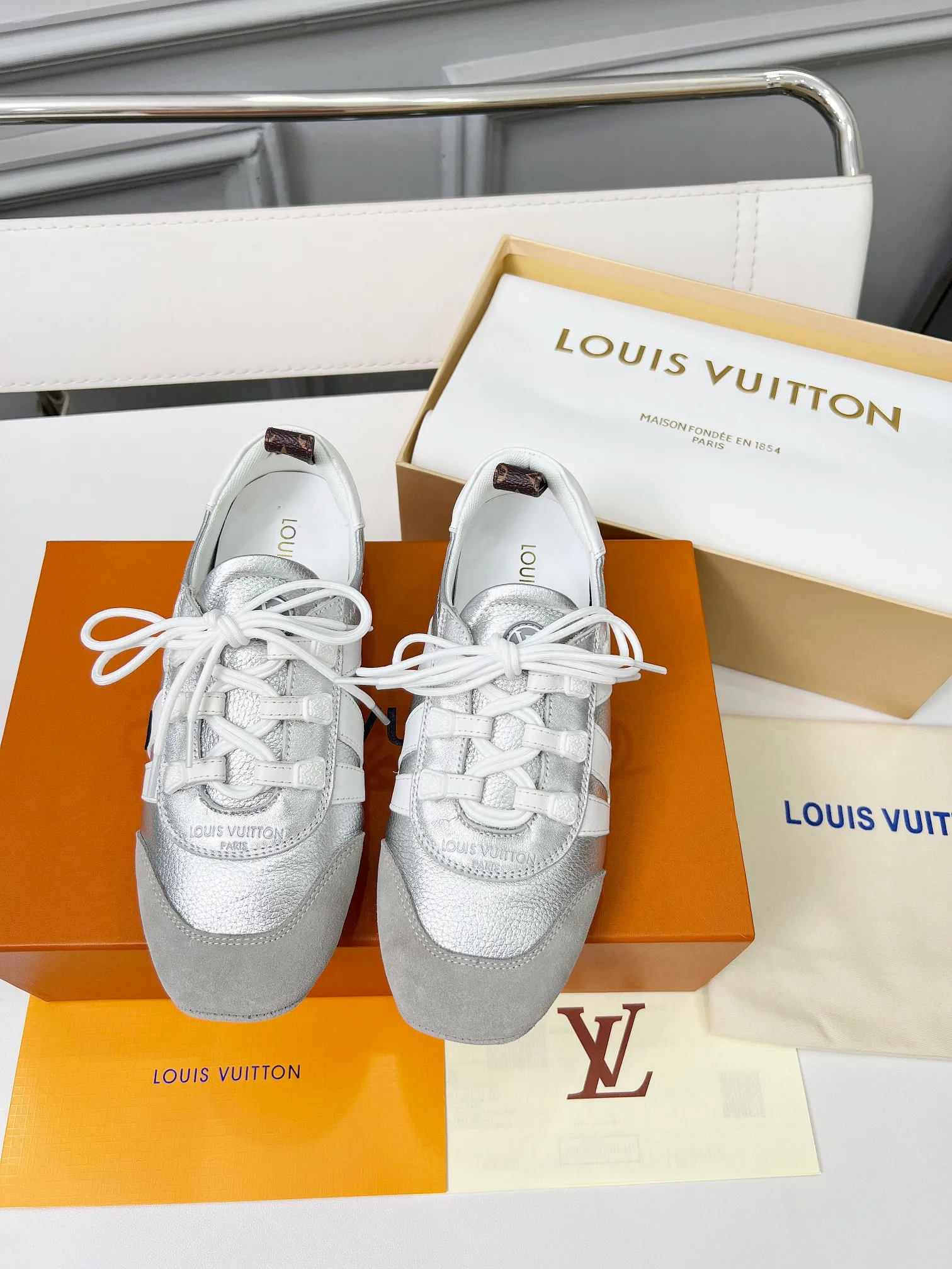 👟👟Ex-factory price 600👟👟 LV Sneakerina ballet-style sneakers are made of soft sheepskin and suede cow leather trimmings, and Monogram canvas is used to write the LV letters on the side, combining the light structure of ballet shoes with the comfortable texture of sneakers. Sacchetto craftsmanship and an injection-molded outsole complete the package, allowing for flexibility in a variety of looks. Code number: 35~41, colors are being updated...